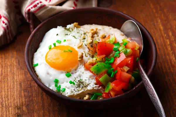 Herzhafte Haferflocken mit Cheddar und Spiegelei — Stockfoto