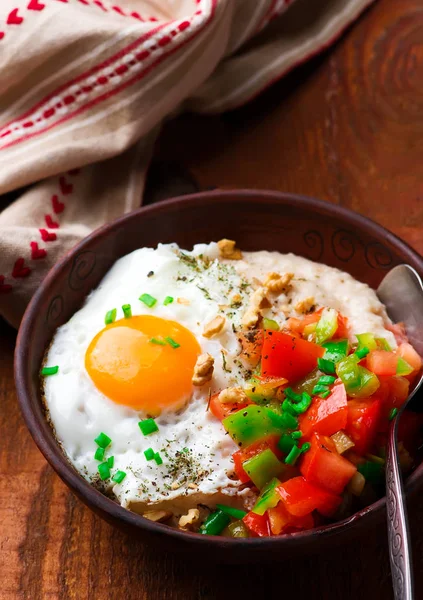 Savory Oatmeal with Cheddar and Fried Egg — Stock Photo, Image