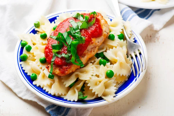 Kip schnitzels in Pizzaiola saus. — Stockfoto