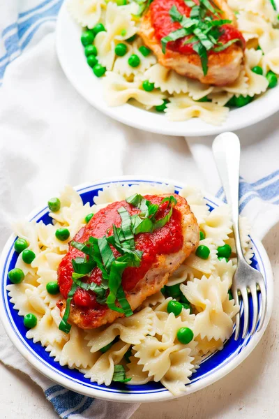 Kip schnitzels in Pizzaiola saus. — Stockfoto