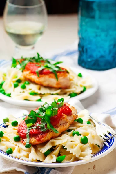 Hühnerschnitzel in Pizzaiola-Sauce. — Stockfoto