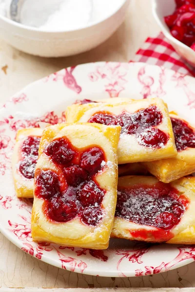 Višňový smetanový sýr Danishes. — Stock fotografie