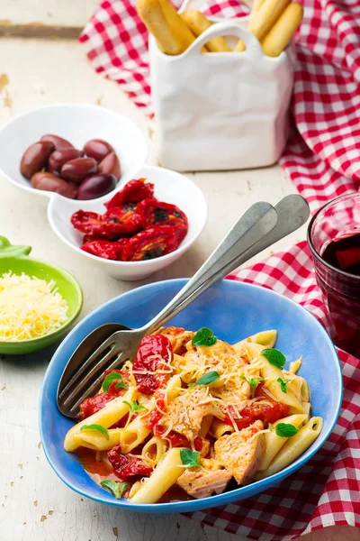 Grillowany Kurczak Makaron Penne al Fresco. — Zdjęcie stockowe