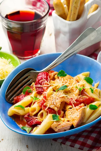 Gegrilde kip Penne al Fresco. — Stockfoto