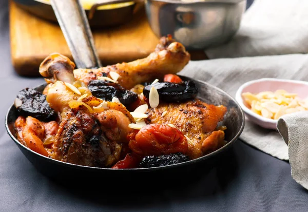 Pollo con frutas secas . —  Fotos de Stock