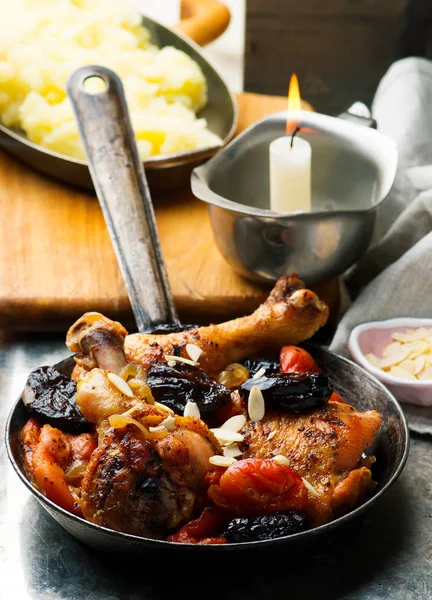 Frango com frutas secas . — Fotografia de Stock