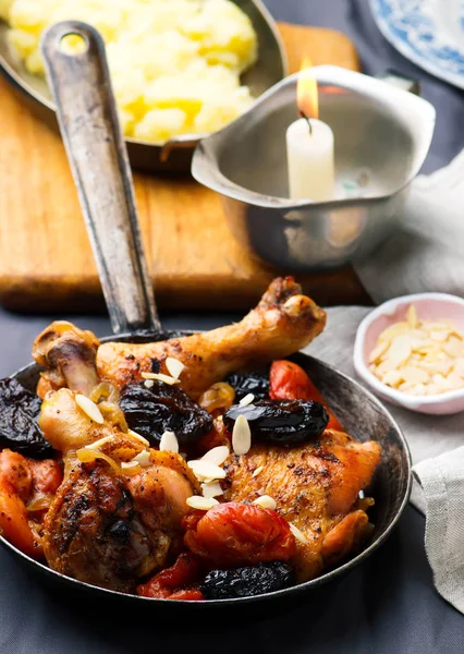 Frango com frutas secas . — Fotografia de Stock