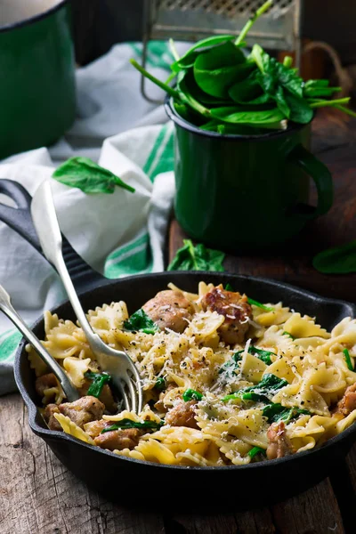 Farfalle com linguiça de frango . — Fotografia de Stock