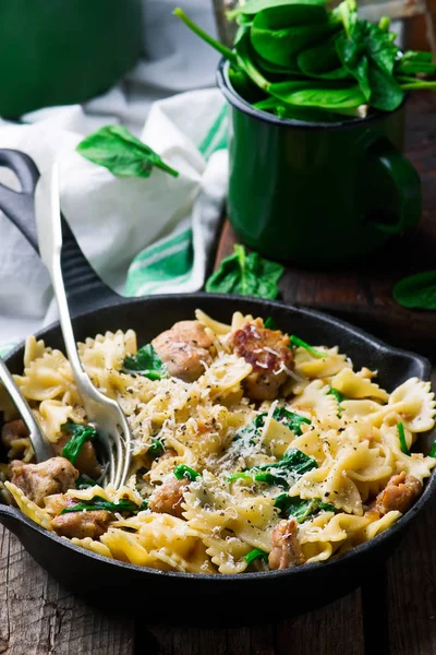 Farfalle à la saucisse de poulet . — Photo