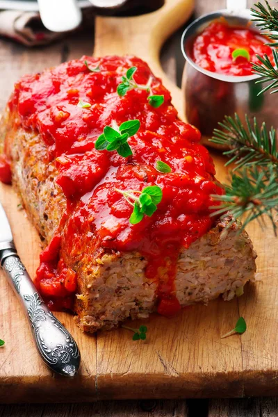 Pane d'orzo integrale con salsa di pomodoro — Foto Stock