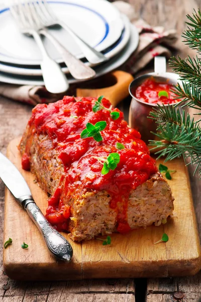 Geschältes Gerstenbrot mit Tomatensauce — Stockfoto