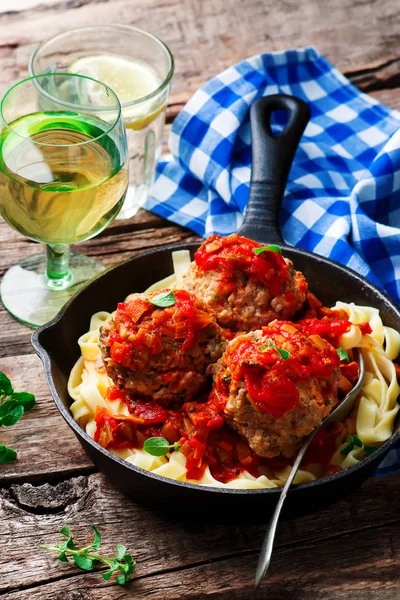 Gehaktballetjes met tomatensaus en pasta — Stockfoto