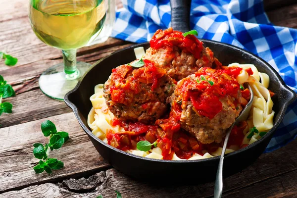 Gehaktballetjes met tomatensaus en pasta — Stockfoto