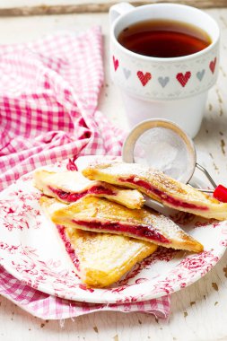 Kiraz yumurtalı ekmek dolması.