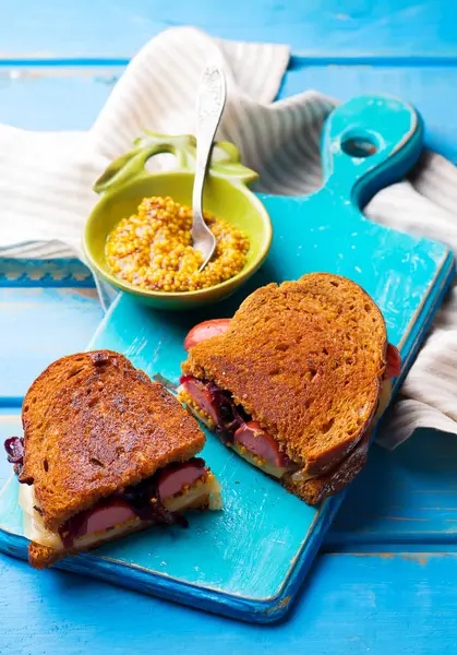 Korv smörgåsar med karamelliserad lök — Stockfoto