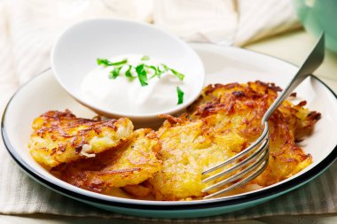 Butter.Selective odakta kızarmış patates gözlemesi