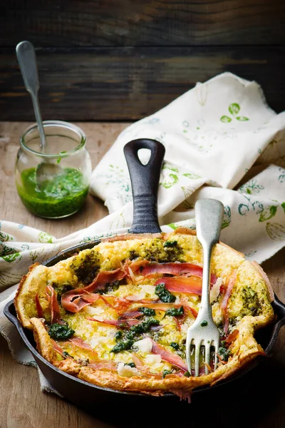 PESTO PROSCIUTTO DUTCH BABY – stockfoto