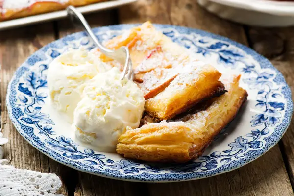 Tarte feuilletée aux pommes avec crème glacée .selective focus . — Photo