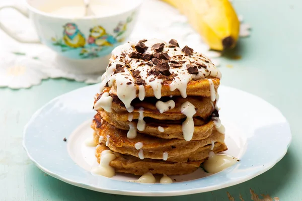 Banan pannkakor med cream cheese glasyr — Stockfoto