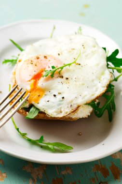 Ricotta ile açık yüz kahvaltı sandviç yaymak