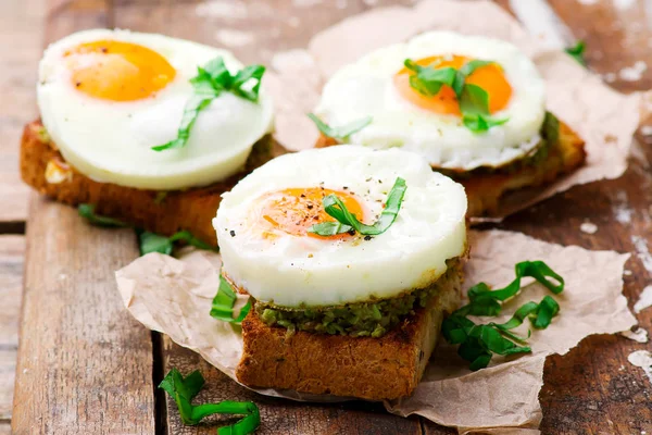 Rostat bröd med avokado och ägg — Stockfoto