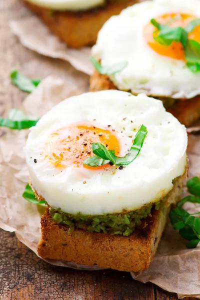 Toast with avocado and eggs — Stock Photo, Image