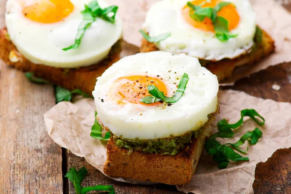 Rostat bröd med avokado och ägg — Stockfoto