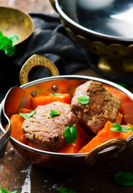 Domuz eti bonfile ve tatlı patates.