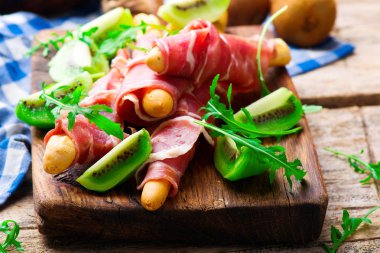 Jambon ve kiwi.selective odak.