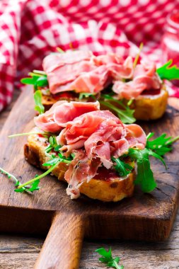 Kızılcık Prosciutto ve krem peynirli sandviç.