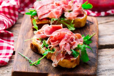 Kızılcık Prosciutto ve krem peynirli sandviç.