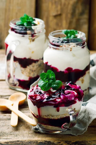 Blueberry cheesecake parfaits — Stock Photo, Image
