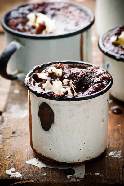 Gâteau au fudge chaud avec crème glacée — Photo