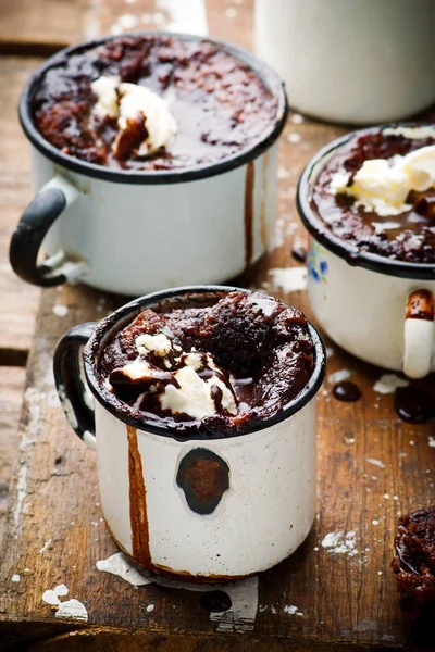 Gâteau au fudge chaud avec crème glacée — Photo