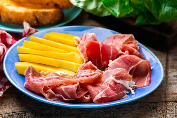 Prosciutto and mango.selective focus. — Stock Photo, Image