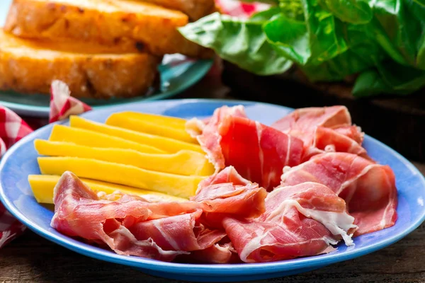 Prosciutto and mango.selective focus. — Stock Photo, Image