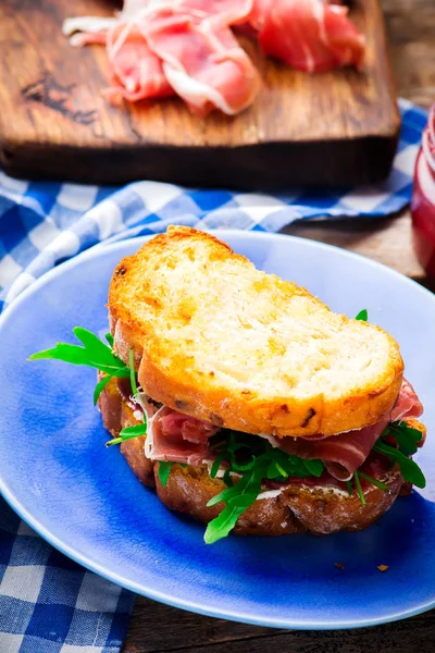 Tranbär Prosciutto och grädde ostsmörgås. — Stockfoto