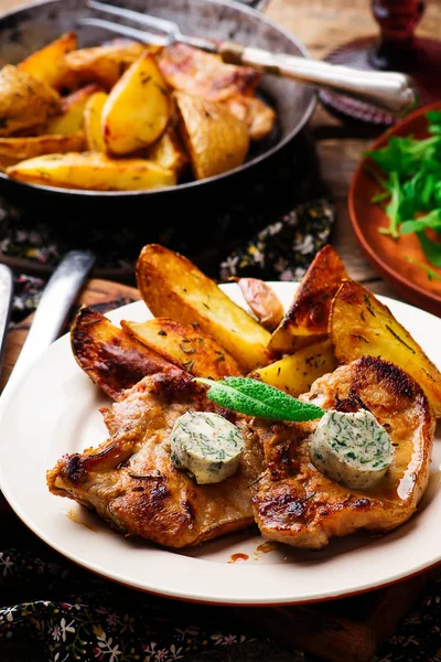 Chuletas de ternera con enfoque selectivo Sage Butter.selective — Foto de Stock