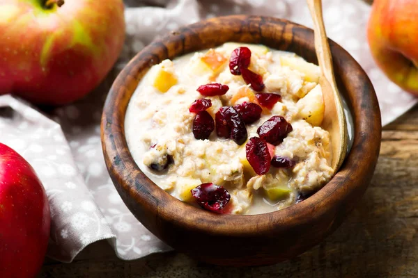 Overnight oats med äpplen cranberrie och kanel — Stockfoto
