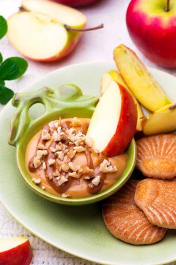 Tuzlu karamel cevizli peynirli daldırma