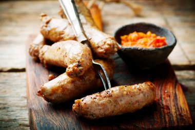 Merguez sosis harissa ahşap tahta üzerinde ile