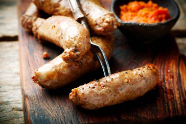Merguez sosis harissa ahşap tahta üzerinde ile