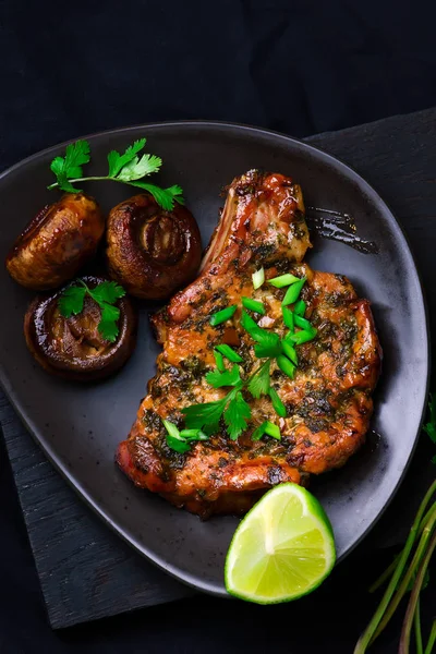 Costeletas de porco com sabor coentro com cogumelos — Fotografia de Stock