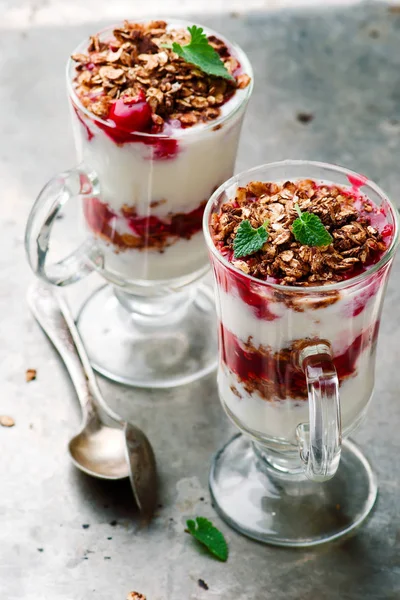 Parfaits de jogurt de cereza con granola — Foto de Stock