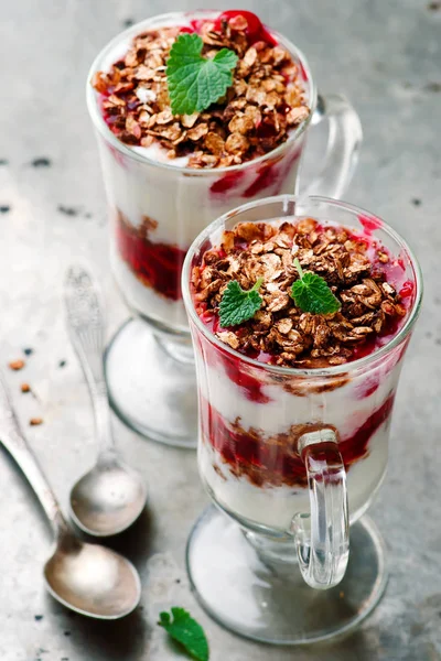 Parfaits de cereja jogurt com granola — Fotografia de Stock
