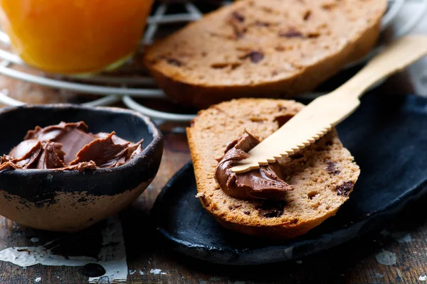 Schokoladenbrioche mit Orangenmarmelade. Selektiver Fokus — Stockfoto