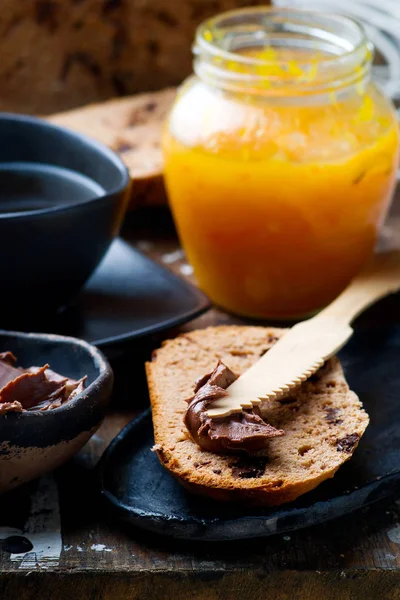 Brioche al cioccolato con marmellata di arancie.focus selettivo — Foto Stock