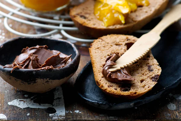 Turuncu jam.selective odak ile Çikolatalı börek — Stok fotoğraf