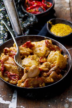 Kızarmış tavuk tavada kurutulmuş domates ile
