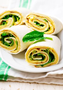 Kolay kahvaltı püresi omlet, peynir ile ıspanak 